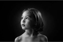 小孩子患自闭症是什么样的症状表现呢？